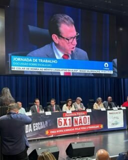 ❌ 6x1 NÃO!O SINTRAGASTROH esteve presente hoje em uma importante audiência pública com o Ministro do Trabalho, Luiz Marinho, levando uma pauta fundamental para a classe trabalhadora: o fim da escala 6x1.Defendemos com firmeza que é urgente repensar o modelo atual de jornada. Trabalhar seis dias consecutivos para ter apenas um dia de descanso não é saudável, não é justo e não é sustentável. Essa escala compromete a saúde física e mental dos trabalhadores, impacta diretamente na convivência familiar e limita o direito ao lazer e à qualidade de vida.O trabalhador precisa de mais do que sobreviver — ele precisa viver com dignidade.Seguimos firmes na luta por condições mais humanas, por jornadas equilibradas e por um futuro onde o trabalho não consuma toda a vida de quem move a economia do país.Porque existe vida além do trabalho — e ela precisa ser respeitada.NÃO FIQUE SÓ, FIQUE SÓCIO! ✋🏻
http://sintragastrohsar.com.br/📍 Sede: Av. Padre Anchieta, 315 - Santo André
☎️ (11) 4979-4420
✅ (11) 94724-1425📍 SubSede: Pç. 22 de Novembro, 102 Sala 118 - Mauá
☎️ (11) 4519-7002
✅ (11) 94701-6449