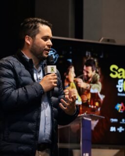 Chegamos ao fim de mais uma edição do Festival Sabores da Cidade, um evento que reafirma a força da gastronomia como um dos principais motores da economia local. Além de valorizar os estabelecimentos participantes, o festival evidencia o papel essencial dos trabalhadores e trabalhadoras que, com dedicação e profissionalismo, fazem esse setor crescer todos os dias.Com mais de 200 participantes, esta foi a maior edição da história, movimentando a economia, fortalecendo o comércio e incentivando o desenvolvimento da alimentação fora do lar. Iniciativas como essa são fundamentais para estimular novos investimentos, ampliar a geração de empregos, preservar os postos de trabalho já existentes e promover mais oportunidades para milhares de profissionais da categoria.O SINTRAGASTROH SAR parabeniza todos os empresários, trabalhadores, organizadores e participantes que contribuíram para o sucesso desta edição. Seguiremos defendendo o fortalecimento do setor, a valorização da mão de obra, a qualificação profissional e a construção de um mercado cada vez mais forte, capaz de gerar emprego, renda e dignidade para quem vive do seu trabalho.
