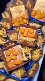 🎉🍔🍻 UM TOUR PELA NOSSA FESTA!A Festa do Sintragastro 2026 está a todo vapor, e preparamos um tour especial para mostrar um pouquinho de tudo que está acontecendo por aqui! 🤩🎊São diversas estações de comidas e bebidas, uma estrutura preparada com muito carinho e uma equipe de profissionais trabalhando com dedicação para fazer dessa festa um momento inesquecível!👏 E hoje, quem trabalha todos os dias servindo e atendendo tão bem merece ser recebido com toda essa dedicação!❤️ Essa é a nossa festa! Uma celebração feita para valorizar os trabalhadores e trabalhadoras da nossa categoria!🎉 A FESTA É DO TRABALHADOR, A FESTA É SUA!