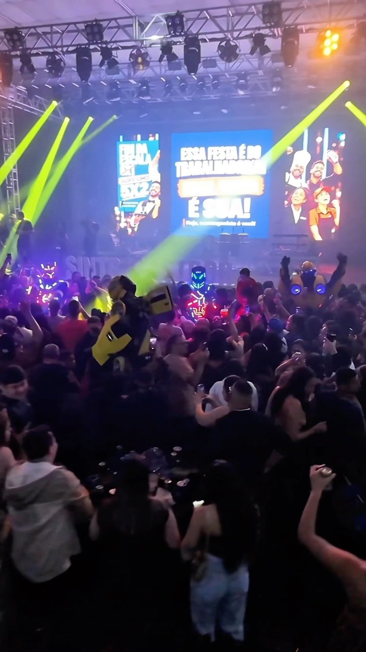 E aí, quem já está com saudade? 🥹🎉Foi lindo, foi emocionante, foi HISTÓRICO! 🔥A Festa SINTRAGASTROH 2026 foi marcada por muita alegria, música, diversão e momentos inesquecíveis que vão ficar para sempre na nossa memória!E nunca é demais lembrar: essa festa é SUA! ❤️É de cada trabalhador e trabalhadora que, com dedicação e esforço, faz a diferença todos os dias!Vocês merecem essa celebração, esse reconhecimento e muitos momentos de felicidade!Porque a maior atração dessa festa sempre será VOCÊS! 👏❤️Obrigado por fazerem parte dessa história. Que venha a próxima! 🎉